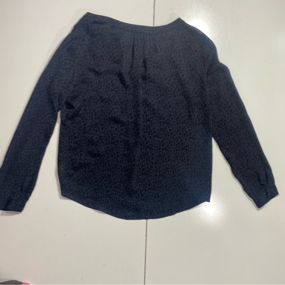 Babaton Aritzia Gray & Black Leopard/Cheetah Print Silk Button Down Shirt M - Picture 3 of 12